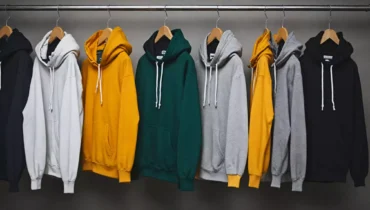 Poradnik zakupowy: gdzie kupić najlepsze bluzy męskie online?