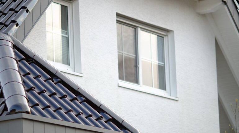 Jak prawidłowo dbać o elewację domu? Poradnik od specjalistów Elewio.pl